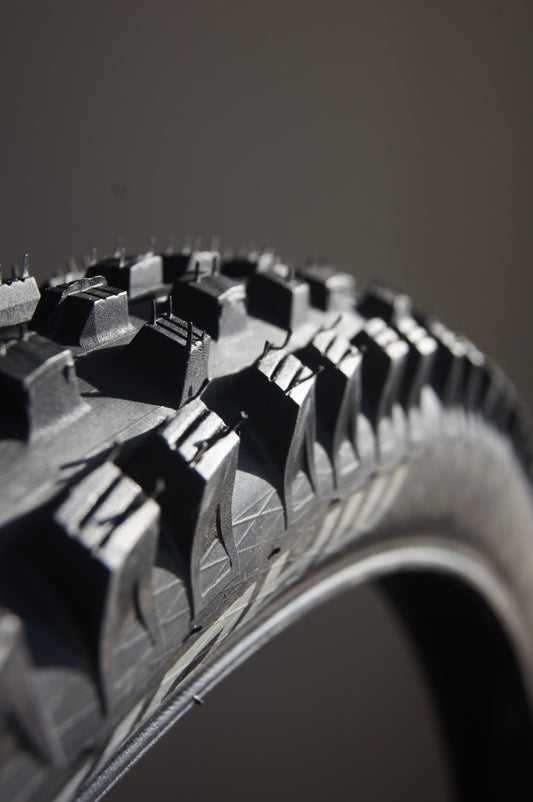 One of the standout features of the Schwalbe Magic Mary tyre is its exceptional traction. Designed for challenging terrains, this tyre provides incredible grip on a variety of surfaces. 